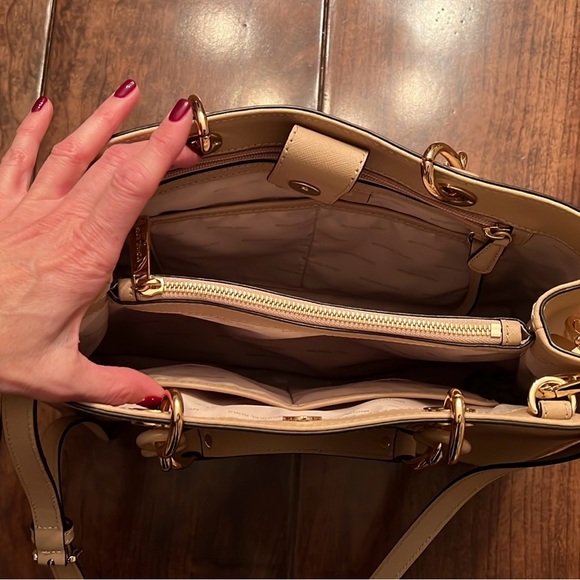 Michael Kors Satchel Bag Excellent Condition w/center zip compartment & dust bag - Picture 5 of 10